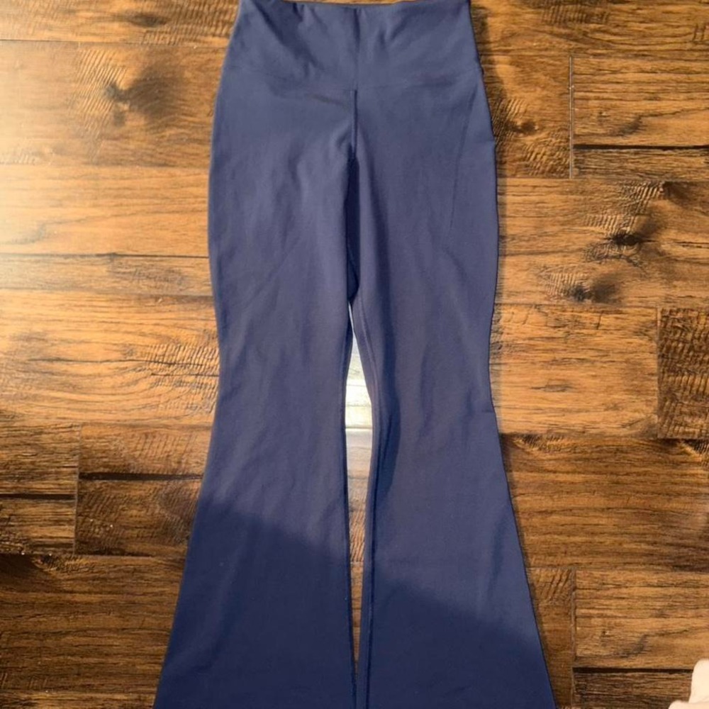 NWOT Lorna Jane‎ Navy Flare Leggings Size Small